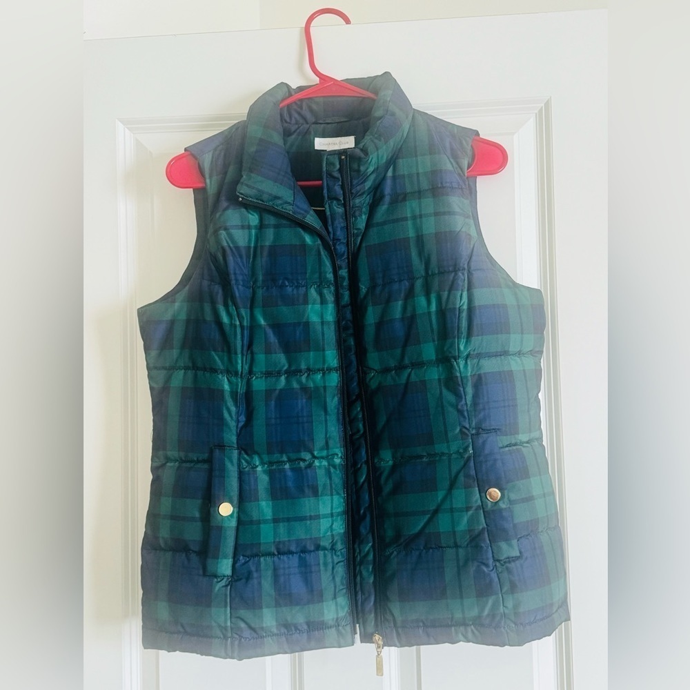 Cozy, comfortable, and stylish vest. Size medium by charter club.
